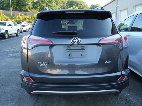 Used 2018 Toyota RAV4 XLE FWD image 10