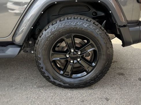 Used 2022 Jeep Wrangler Unlimited Sahara AWD/4WD image 16