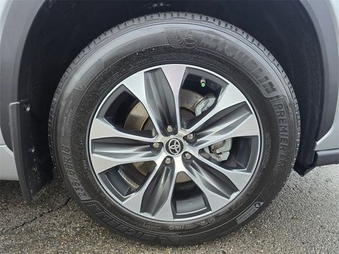 Certified 2024 Toyota Highlander LE image 9