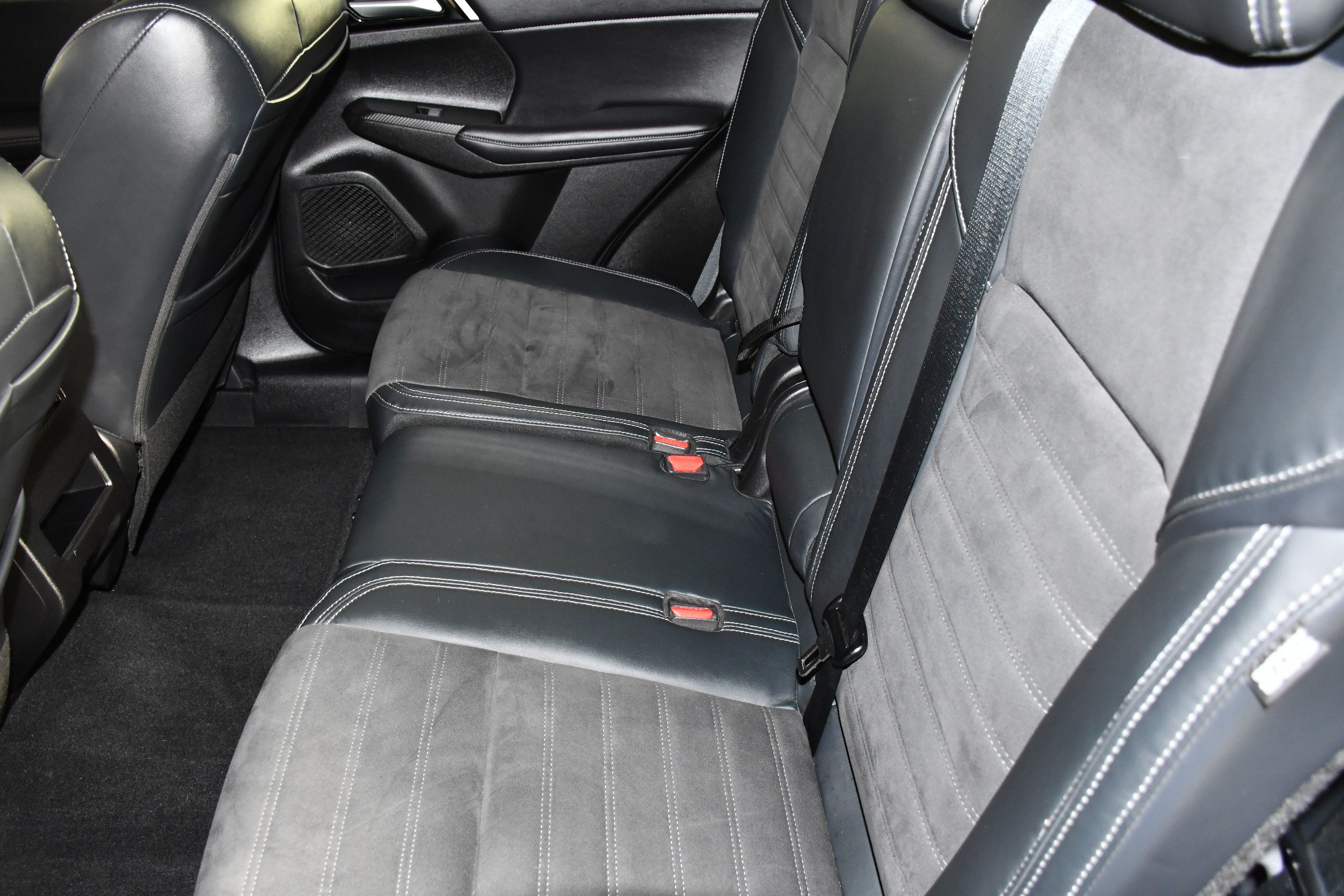 Used 2023 Mitsubishi Outlander SE AWD/4WD image 46