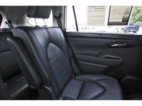 Used 2024 Toyota Highlander XLE FWD image 10
