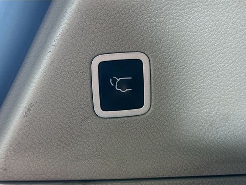 Used 2022 Chrysler Pacifica Touring-L w/ Uconnect Theater Family Group image 30