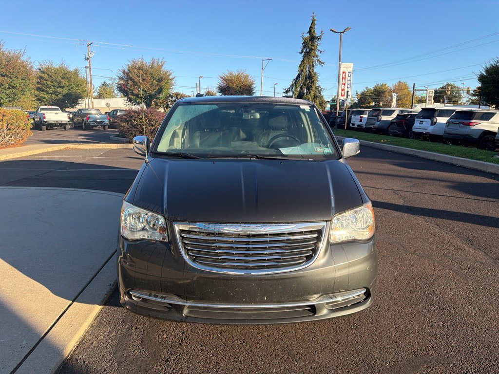 Used 2012 Chrysler Town & Country Touring-L w/ Trailer Tow Group FWD image 9