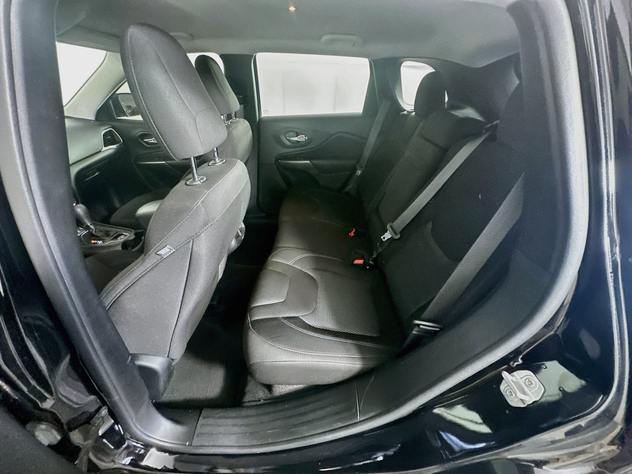 Used 2019 Jeep Cherokee Latitude w/ Popular Appearance Group FWD image 25