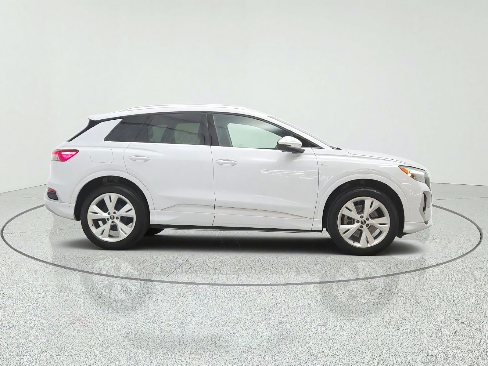 Used 2023 Audi Q4 e-tron Premium Plus w/ Premium Plus AWD/4WD image 4