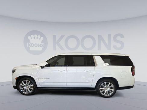 Used 2023 Chevrolet Suburban High Country w/ Advanced Technology Package image 2