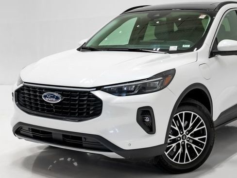 Used 2025 Ford Escape SE w/ PHEV Premium Package FWD image 2