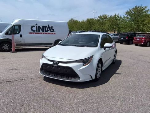 Used 2020 Toyota Corolla LE FWD image 3