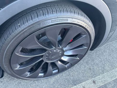 Used 2024 Tesla Model Y Performance AWD/4WD image 2