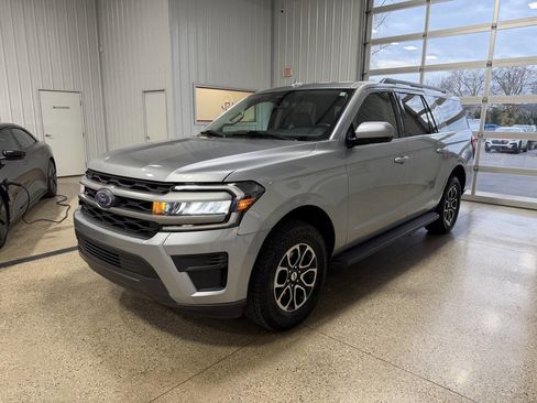 Used 2024 Ford Expedition Max XLT image 2