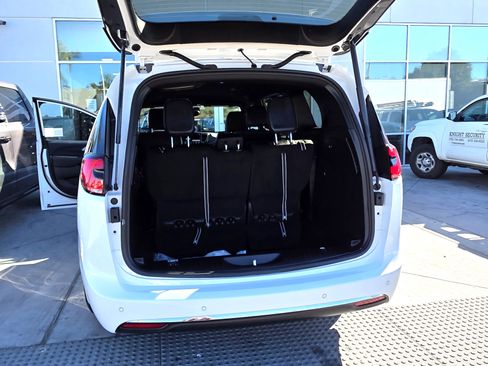 New 2026 Chrysler Pacifica Select image 19