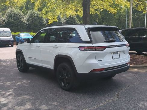 Used 2022 Jeep Grand Cherokee Altitude AWD/4WD image 3