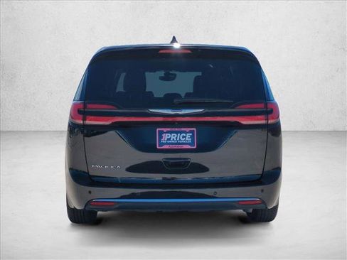 Used 2025 Chrysler Pacifica Select image 7
