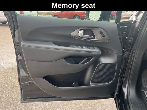 Used 2025 Chrysler Pacifica Select image 13