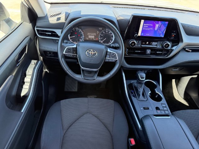 Used 2024 Toyota Highlander LE FWD image 25