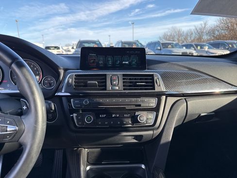 Used 2017 BMW M4 Convertible image 15