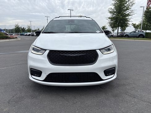 Used 2023 Chrysler Pacifica Limited w/ Uconnect Theater Family Group FWD image 3