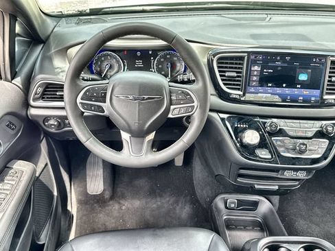 Used 2025 Chrysler Pacifica Select FWD image 14