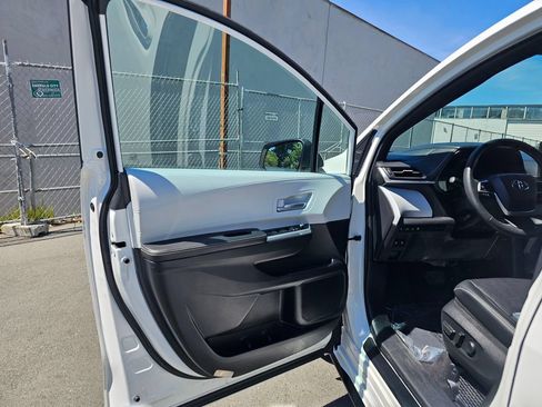Used 2025 Toyota Sienna XSE AWD/4WD image 19