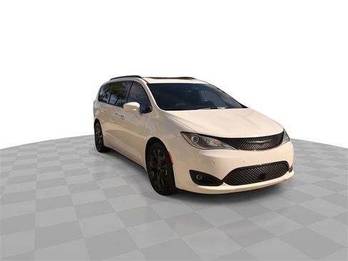 Used 2019 Chrysler Pacifica Touring-L Plus w/ Advanced Safetytec Group image 2