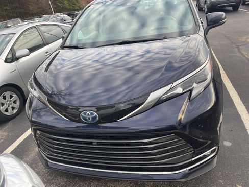 Used 2023 Toyota Sienna Platinum image 3