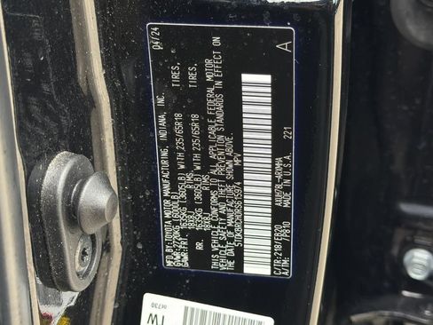 Used 2024 Toyota Highlander XLE AWD/4WD image 36