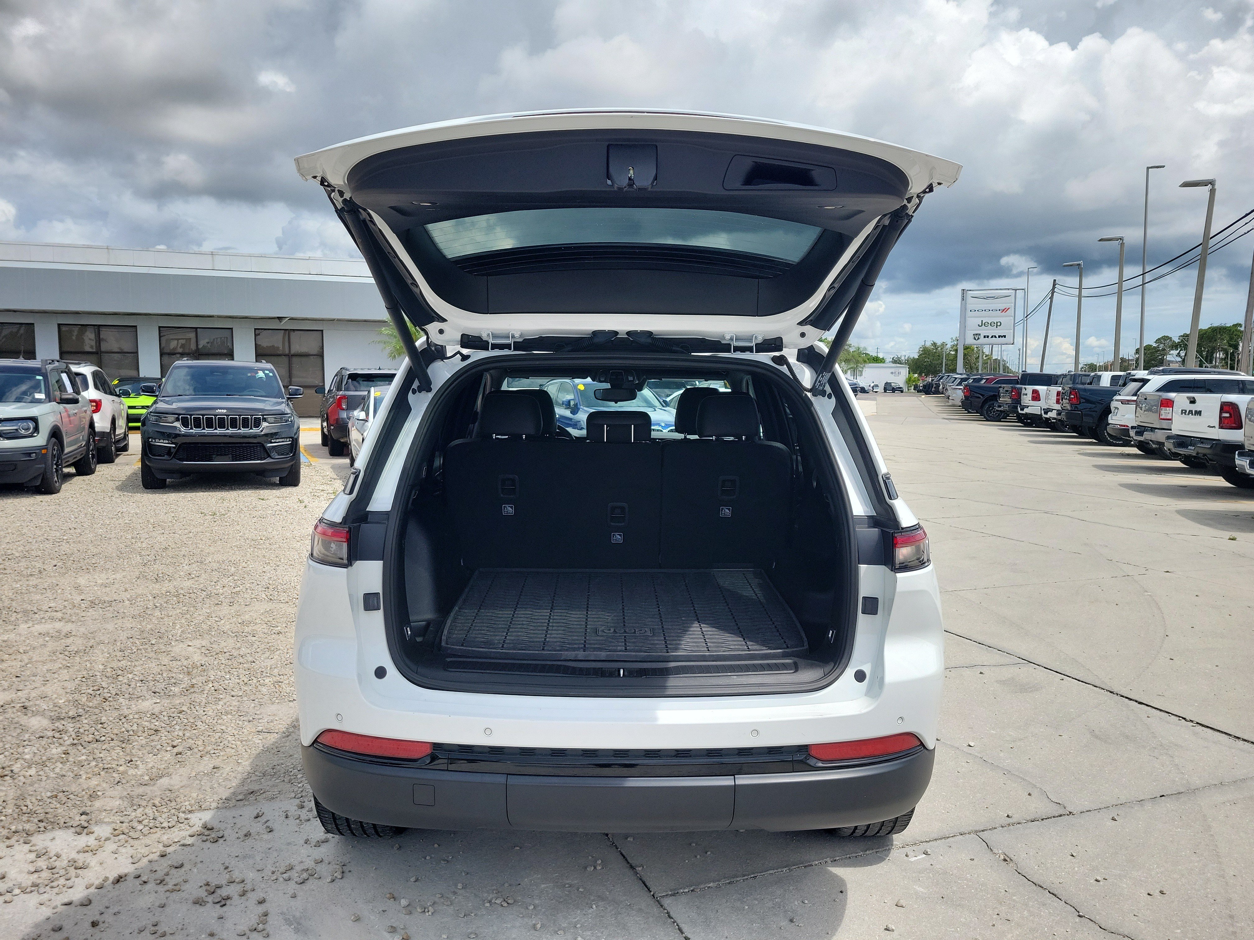 Used 2024 Jeep Grand Cherokee Altitude RWD image 10