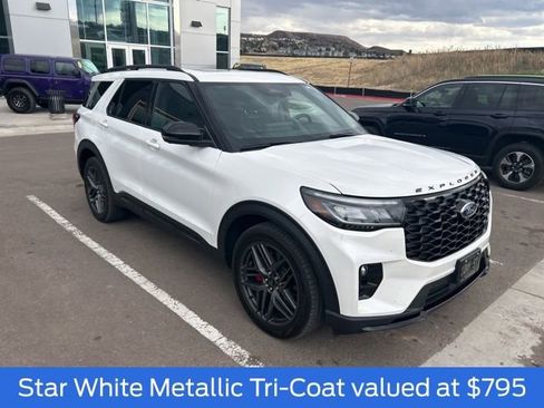 Used 2025 Ford Explorer ST image 3