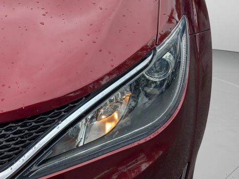 Used 2017 Chrysler Pacifica Touring-L image 13