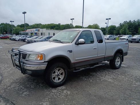 Used 2002 Ford F150 XLT AWD/4WD image 2