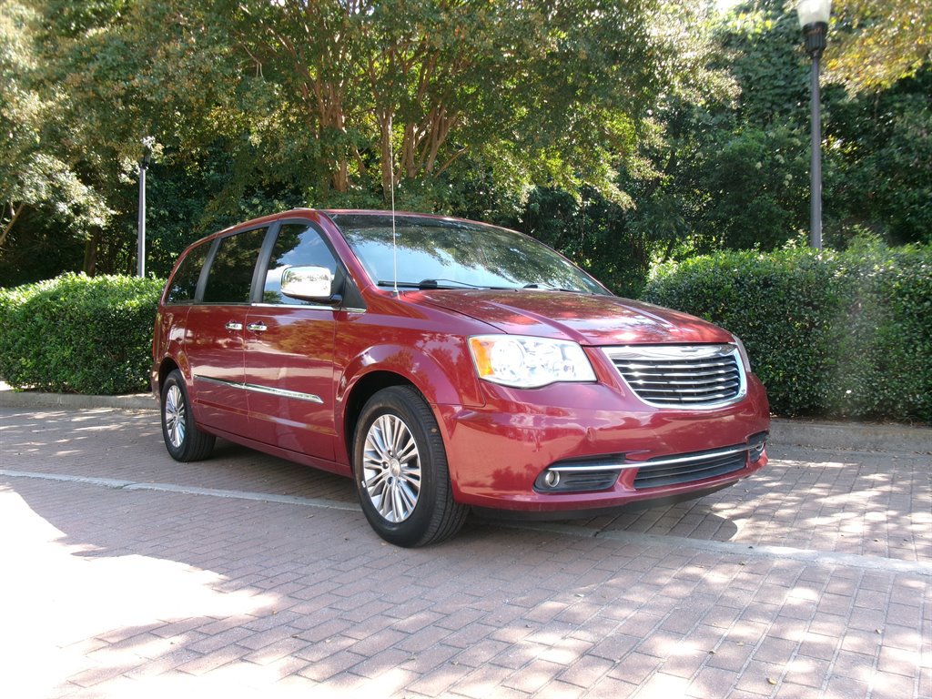 Used 2013 Chrysler Town & Country Touring-L w/ Driver Convenience Group FWD image 3