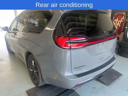 Used 2025 Chrysler Pacifica Limited FWD image 6