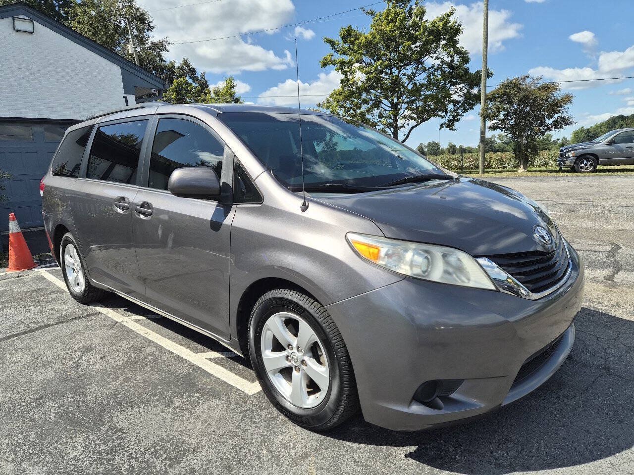 Used 2014 Toyota Sienna LE FWD image 1