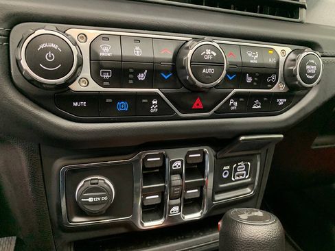 Used 2025 Jeep Wrangler Unlimited Sahara w/ Safety Group AWD/4WD image 19