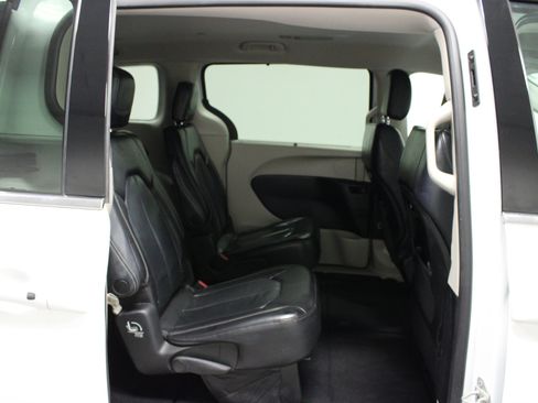 Used 2022 Chrysler Pacifica Touring-L FWD image 16