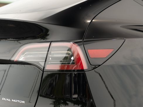 Used 2024 Tesla Model Y Long Range AWD/4WD image 27
