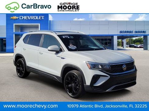 Used 2024 Volkswagen Taos SE image 1