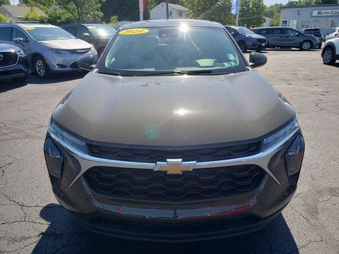 Used 2024 Chevrolet Trax LS w/ LS Convenience Package FWD image 2