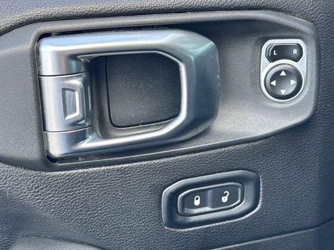 Used 2020 Jeep Gladiator Overland image 13