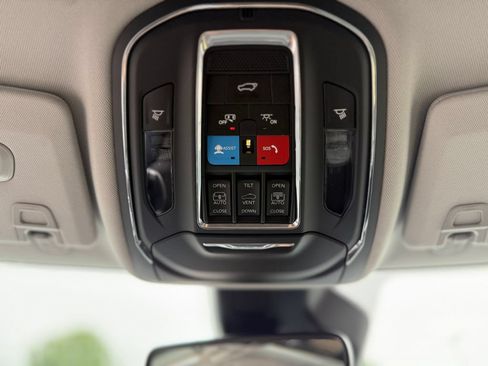 Used 2023 Jeep Grand Cherokee Limited AWD/4WD image 27