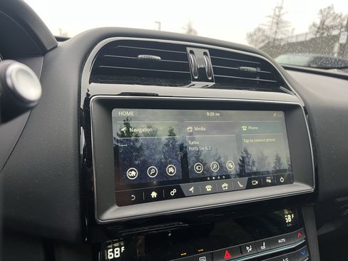 Used 2019 Jaguar F-PACE Premium image 25