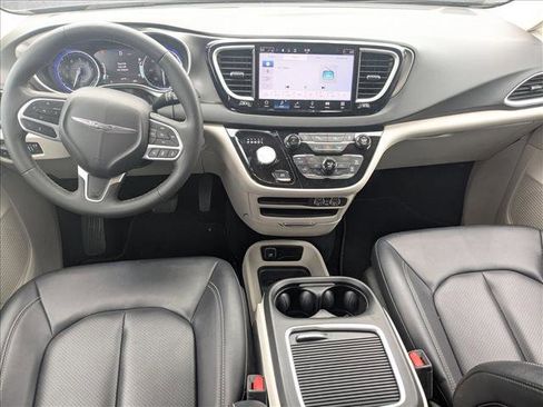 Used 2024 Chrysler Pacifica Touring-L FWD image 17