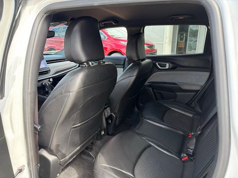 Used 2024 Jeep Compass Latitude AWD/4WD image 40