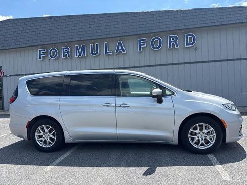 Used 2023 Chrysler Pacifica Touring-L FWD image 2