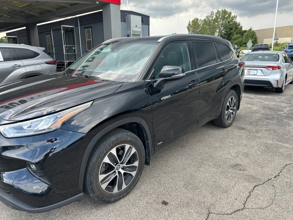 Used 2020 Toyota Highlander XLE AWD/4WD image 4