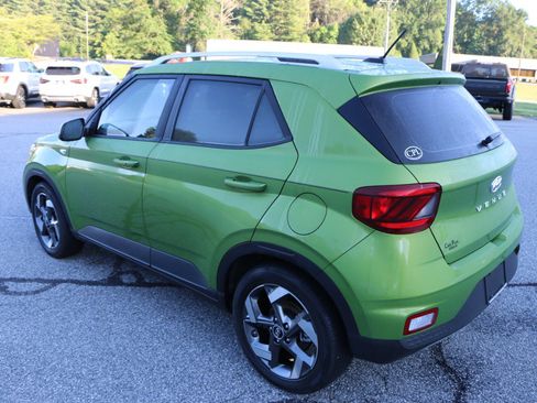 Used 2024 Hyundai Venue SEL FWD image 3