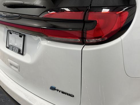 Used 2024 Chrysler Pacifica Limited FWD image 33