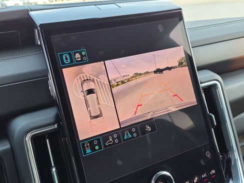 Used 2025 GMC Yukon Denali RWD image 24