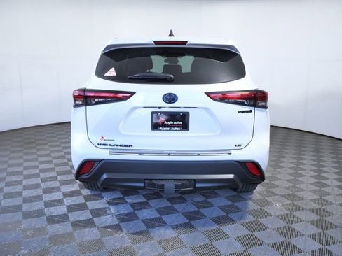 Used 2022 Toyota Highlander LE AWD/4WD image 7