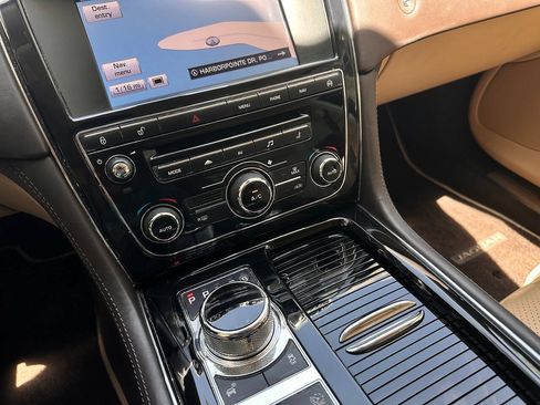 Used 2014 Jaguar XJ L Portfolio RWD image 21